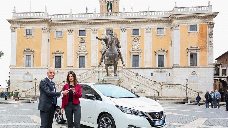 Roma, Auto del sindaco: la Raggi con Nissan Leaf elettrica