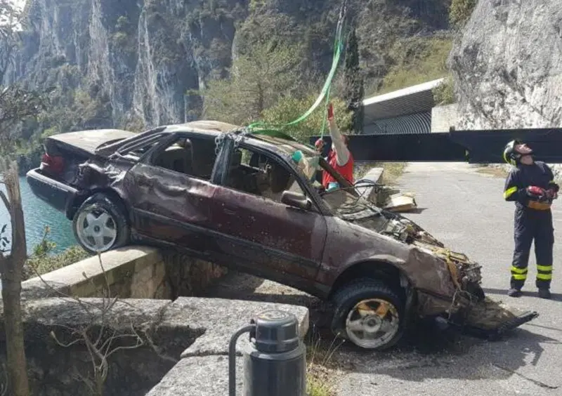 Audi 100 riemerge dal Garda dopo 20 anni 