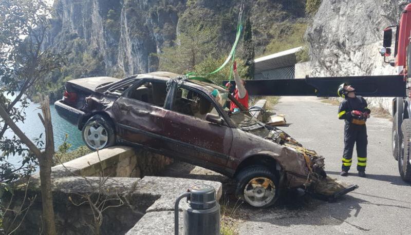 Audi 100 riemerge dal Garda dopo 20 anni 