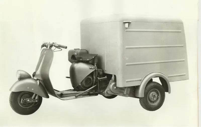 L'Ape B arriva nel 1956 con alcune migliorie, tra cui l'abbandono del cambio a bacchetta come per la Vespa