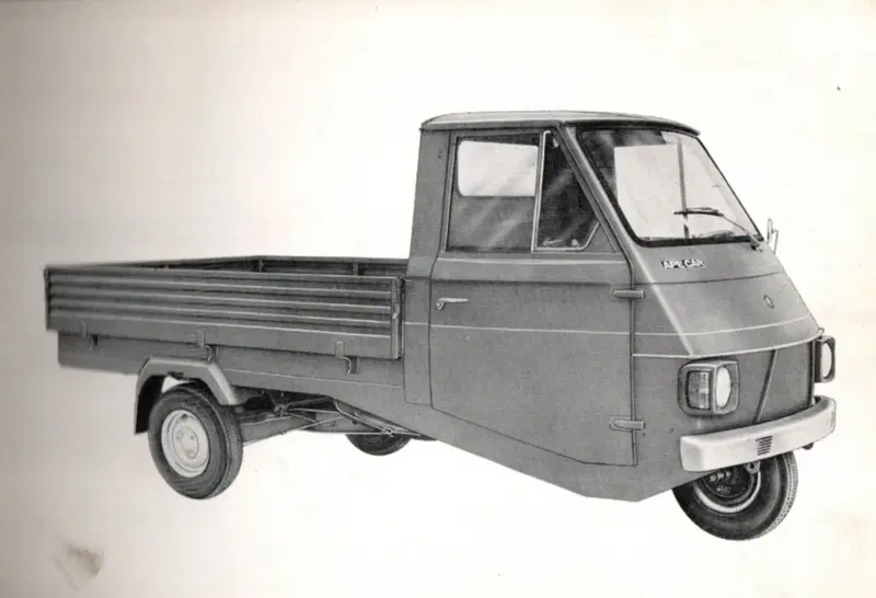 L'Ape si avvicina all'automobile con il modello Ape Car del 1971. E' pi&ugrave; spazioso e stabile