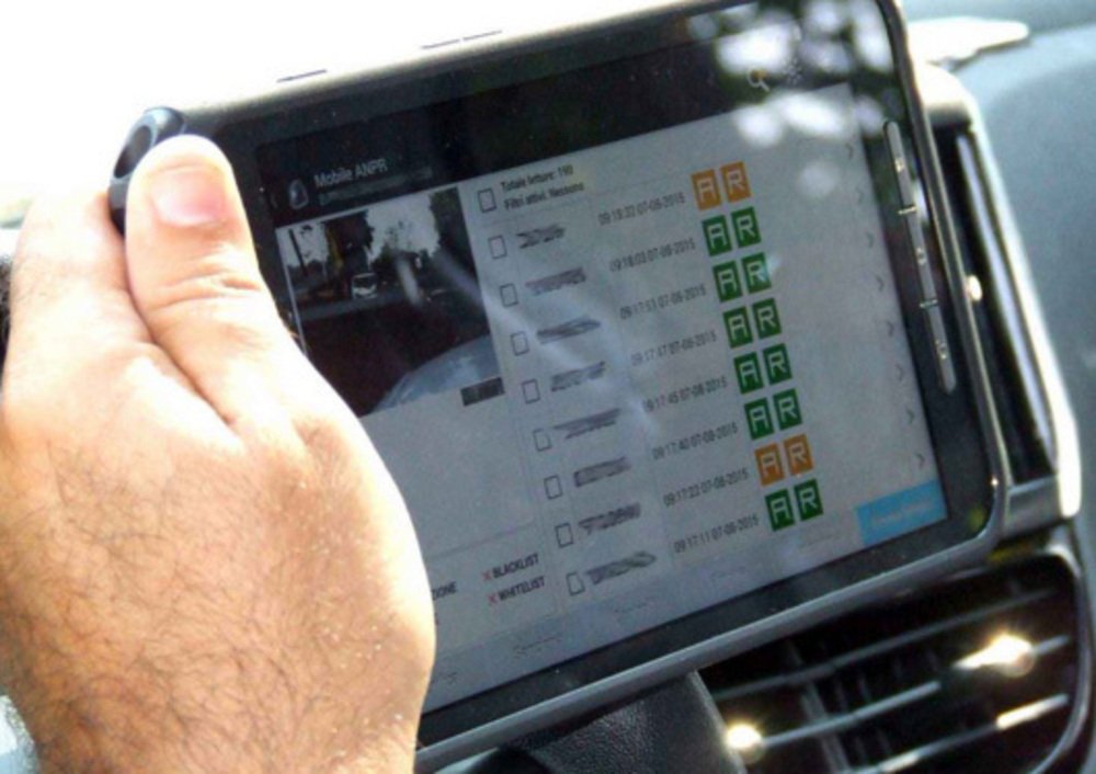 Il vigile visualizza tutti i dati del veicolo su un tablet