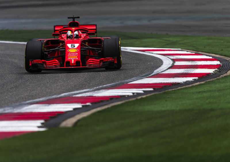 Sebastian Vettel in azione a Shanghai