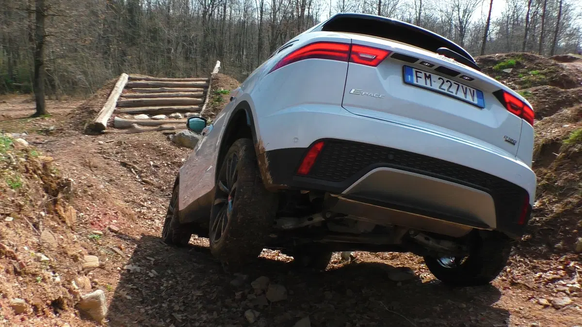 Jaguar E-Pace, Come va in... Fuoristrada [Video] (13)
