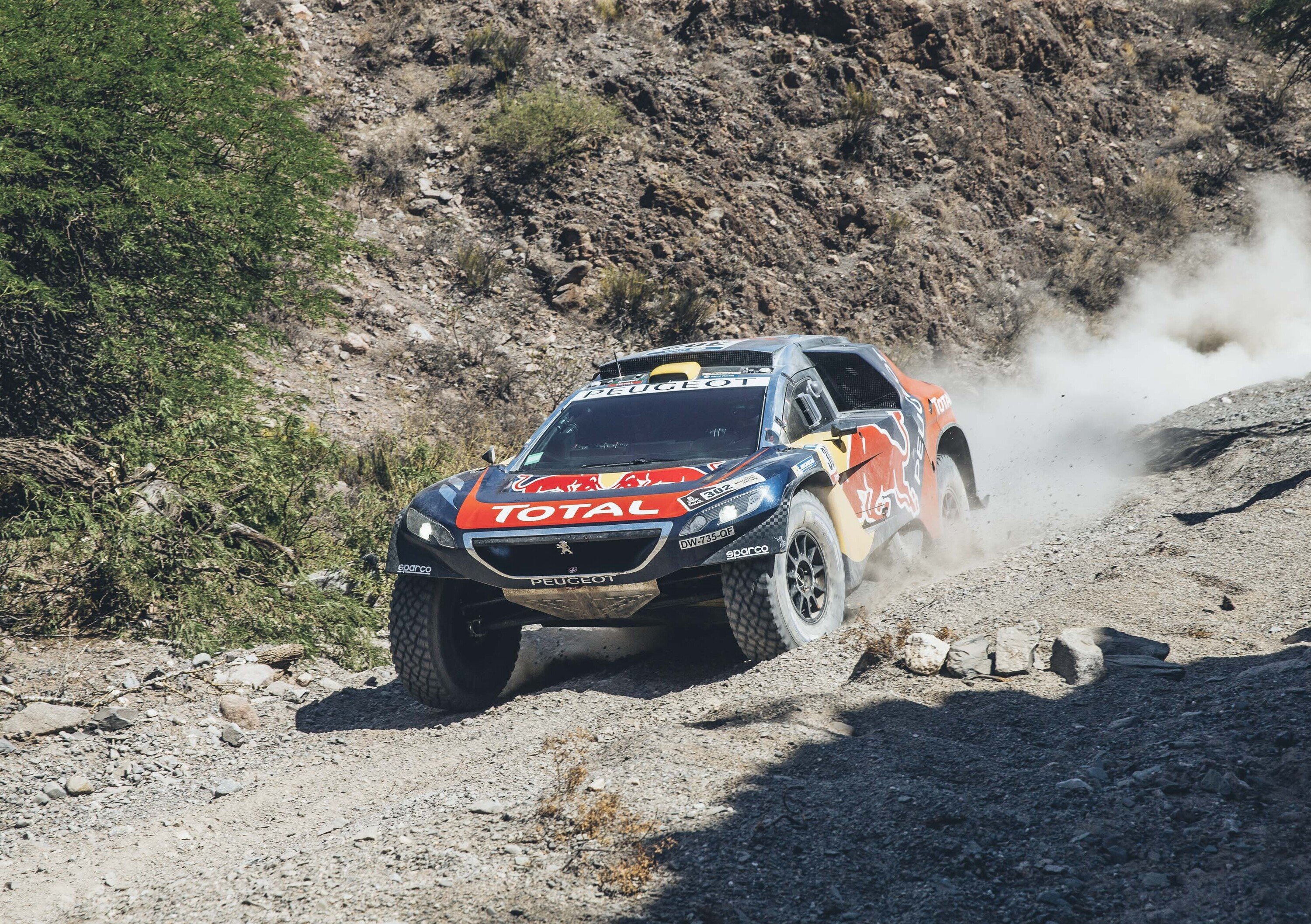 Dakar 2016 Peugeot. Peterhansel in testa. &Egrave; guerra!