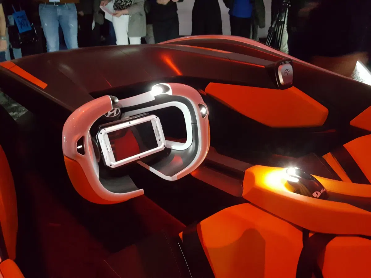 Milano Design Week 2018, Fuorisalone: le luci della Energy Zone Hyundai su Kona Electric (10)