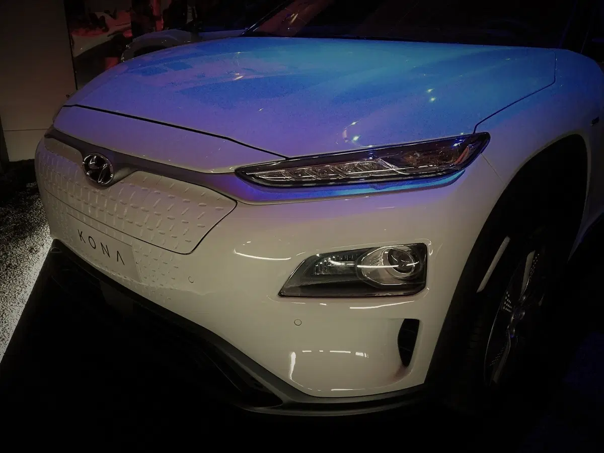 Milano Design Week 2018, Fuorisalone: le luci della Energy Zone Hyundai su Kona Electric (3)