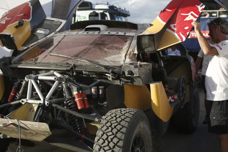 La DKR di Loeb all'assistenza dell'ottava tappa dopo l'incidente