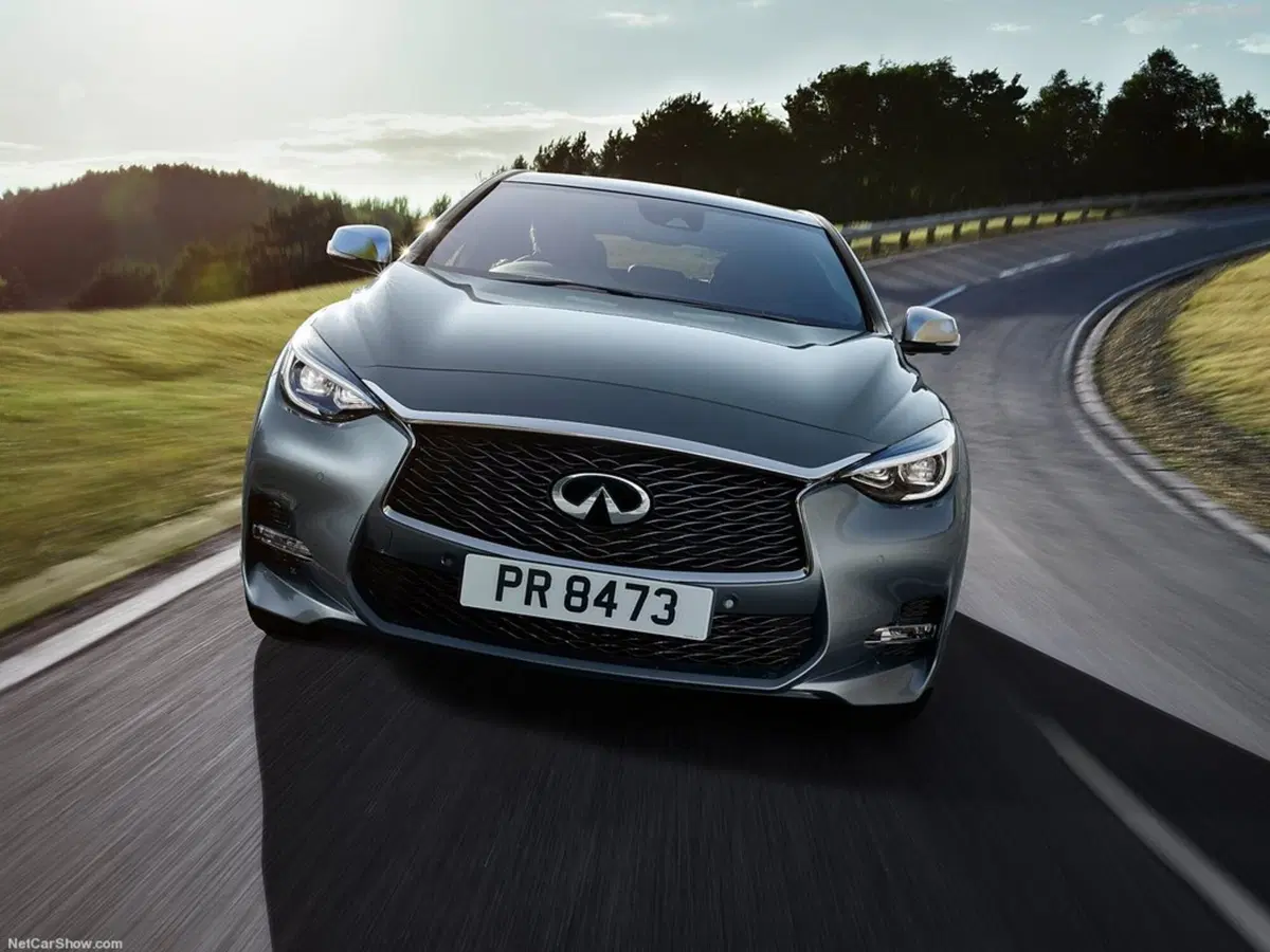 Infiniti Q30 1.6 turbo 156 CV DCT Business Executive (6)