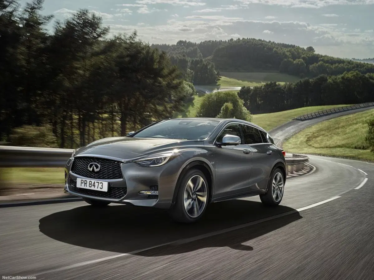 Infiniti Q30 1.6 turbo 156 CV DCT Business Executive (7)
