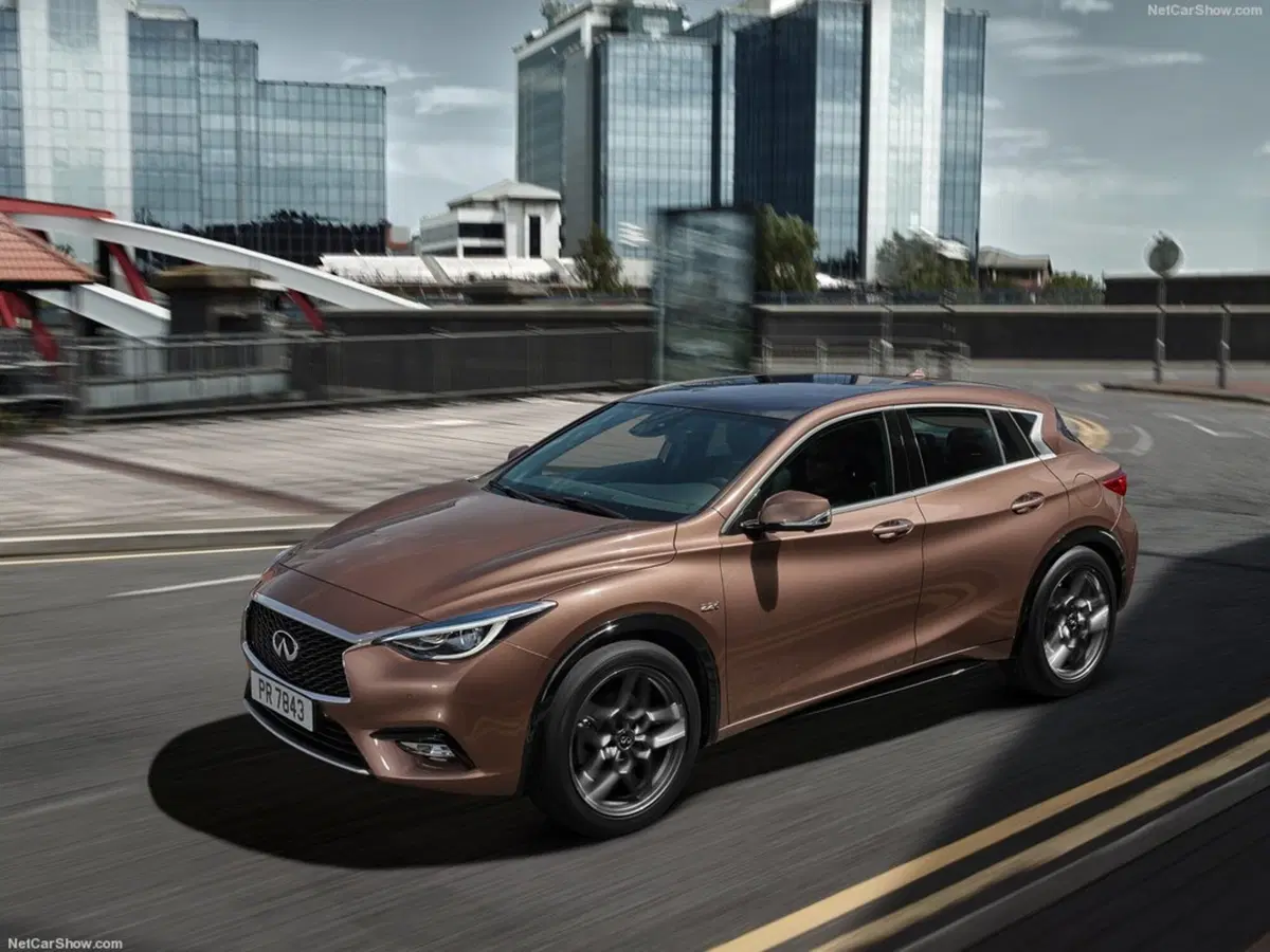 Infiniti Q30 1.6 turbo 156 CV DCT Business Executive (2)