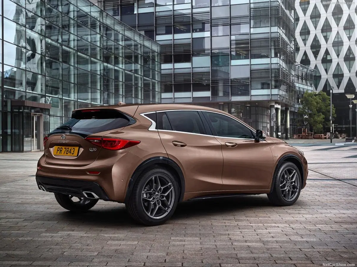Infiniti Q30 1.6 turbo 156 CV DCT Business Executive (4)