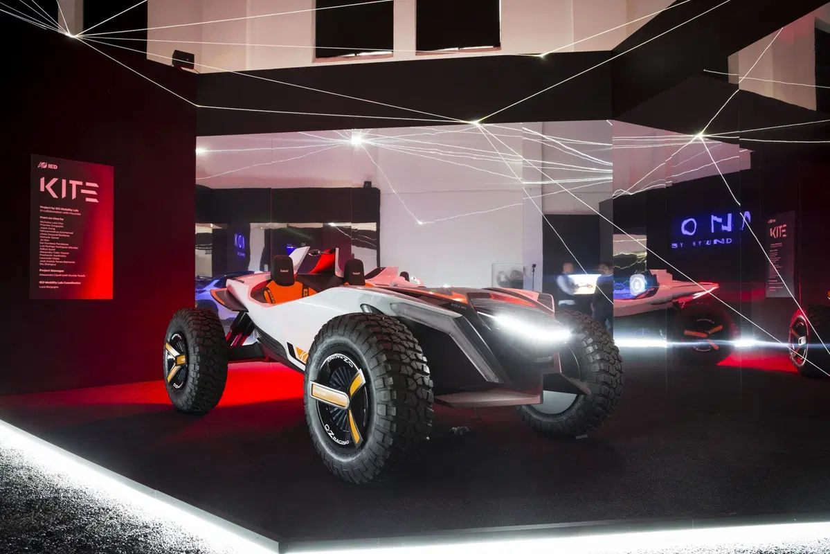 Milano Design Week 2018, Fuorisalone: le luci della Energy Zone Hyundai su Kona Electric (2)