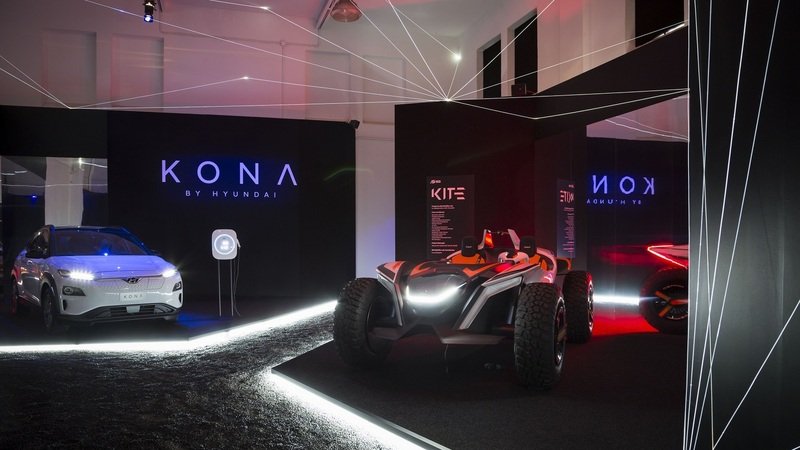 Milano Design Week 2018, Fuorisalone: le luci della Energy Zone Hyundai su Kona Electric