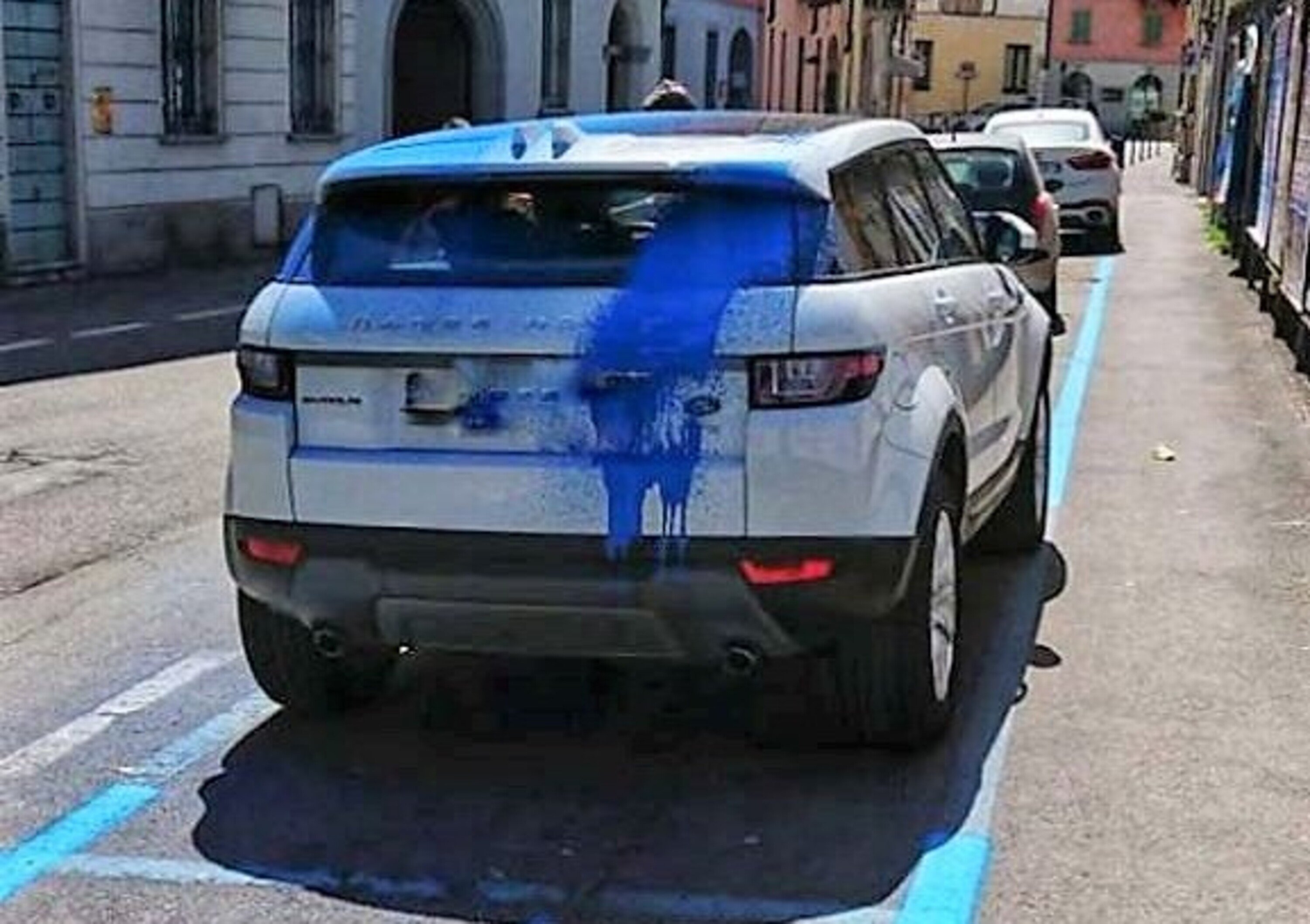 Parcheggio incurante della manutenzione stradale? Anche sulla carrozzeria del Range Rover si dipinge il blu