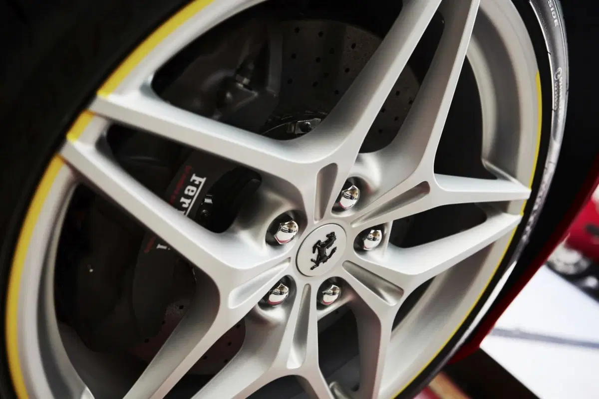 Ferrari California T, il “Tailor Made” celebra la 24 Ore di Spa (7)