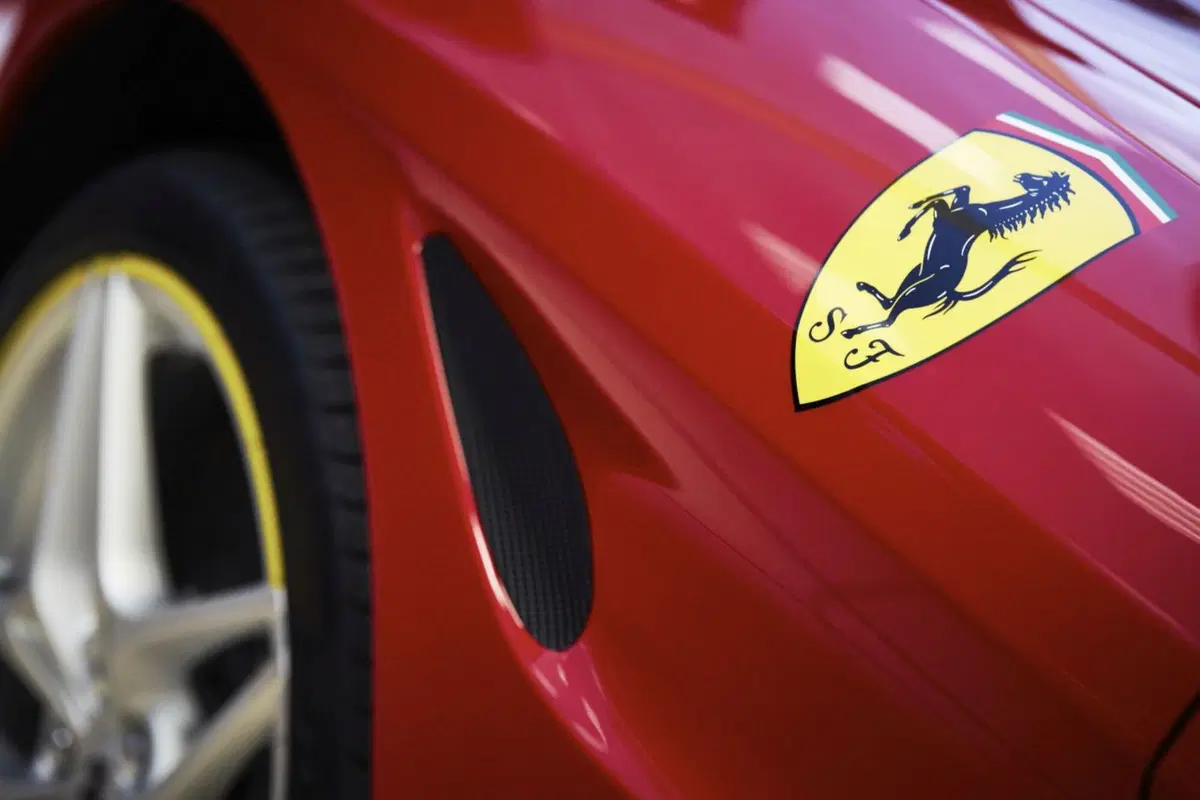 Ferrari California T, il “Tailor Made” celebra la 24 Ore di Spa (10)