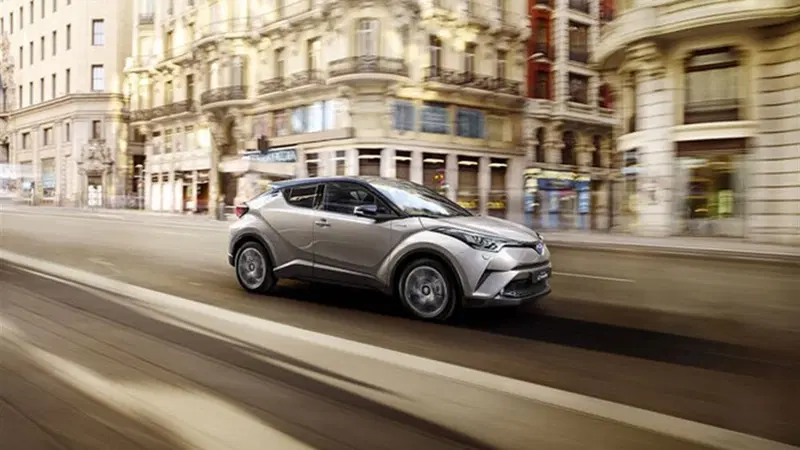 Toyota C-HR Hybrid, per lei &egrave; "figo" consumare poco [Video]