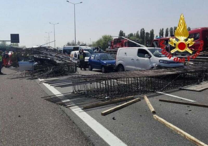 Incidente Tangenziale Ovest: tir perde carico e invade corsia opposta