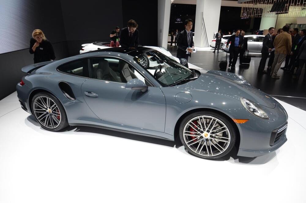 La nuova Porsche 911 Turbo, la cui potenza sale fino a 580 CV