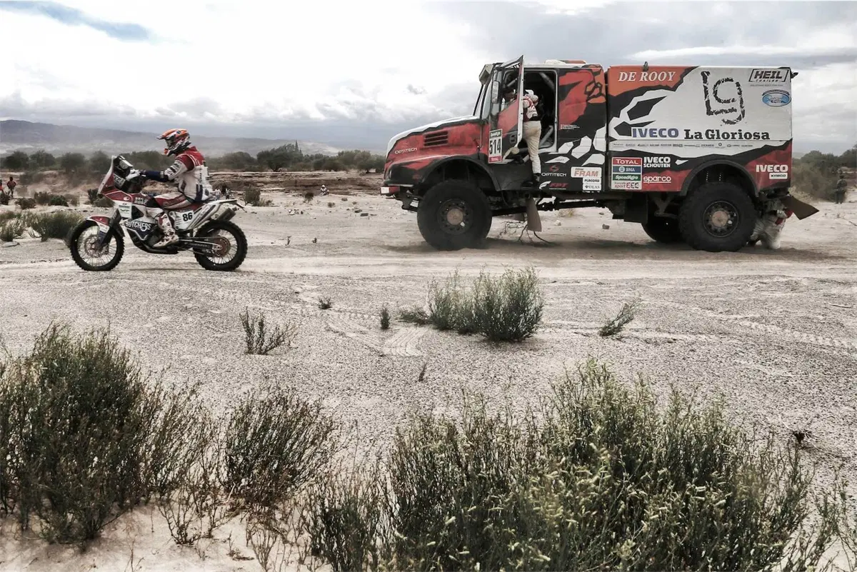 Dakar 2016. Il volo di Svitko (KTM) e Peterhansel (Peugeot) (2)
