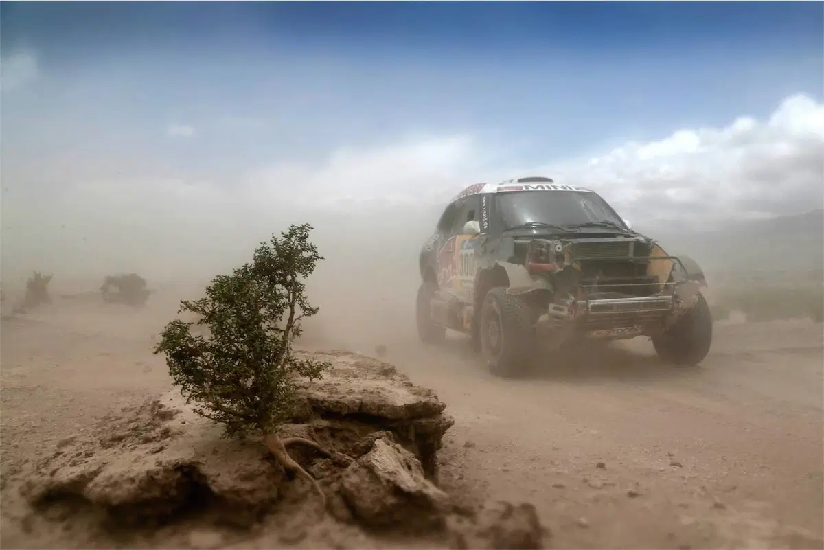 Dakar 2016. Il volo di Svitko (KTM) e Peterhansel (Peugeot) (13)