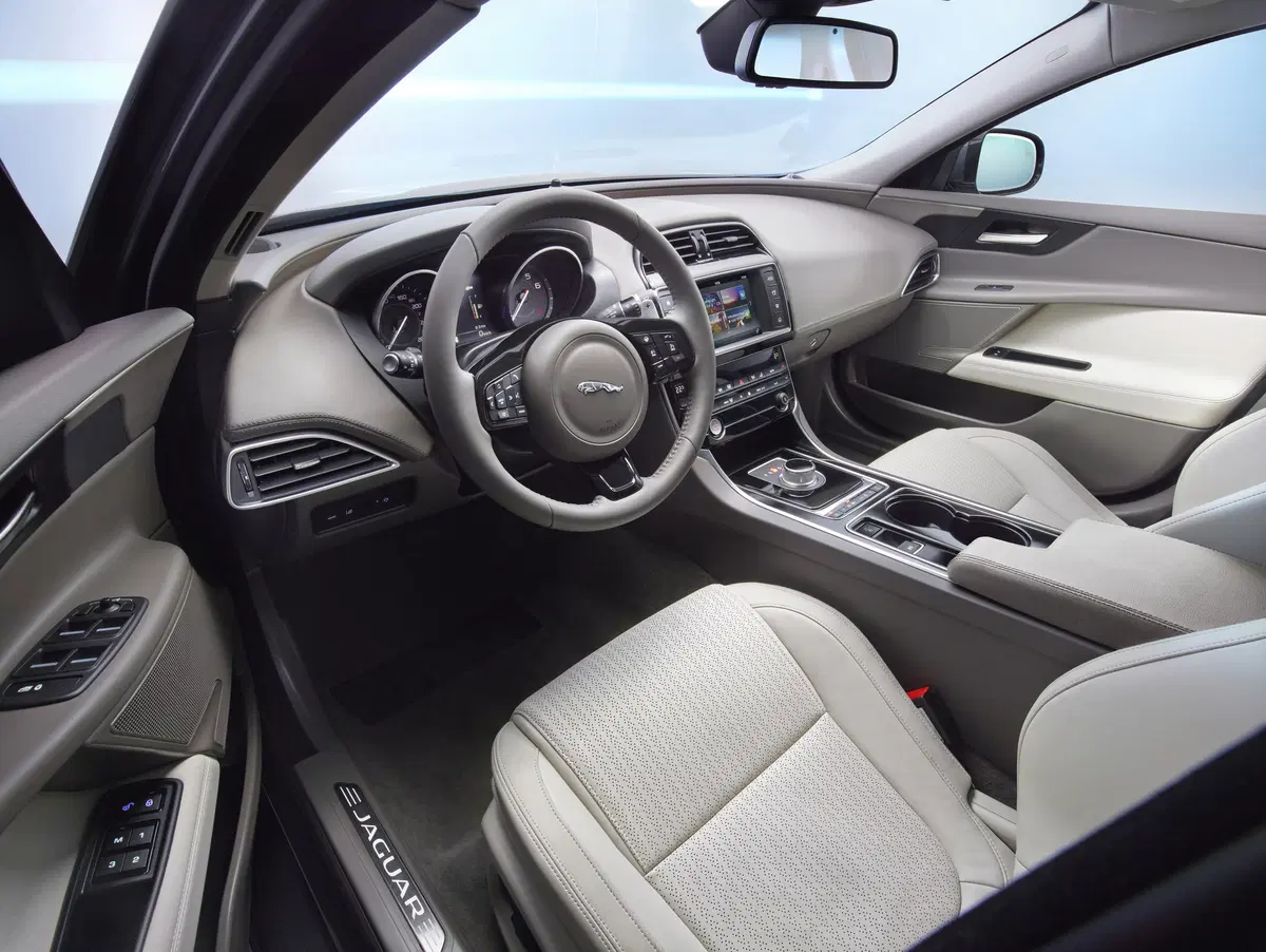 Jaguar XE 2.0 D 180 CV aut. R-Sport (36)