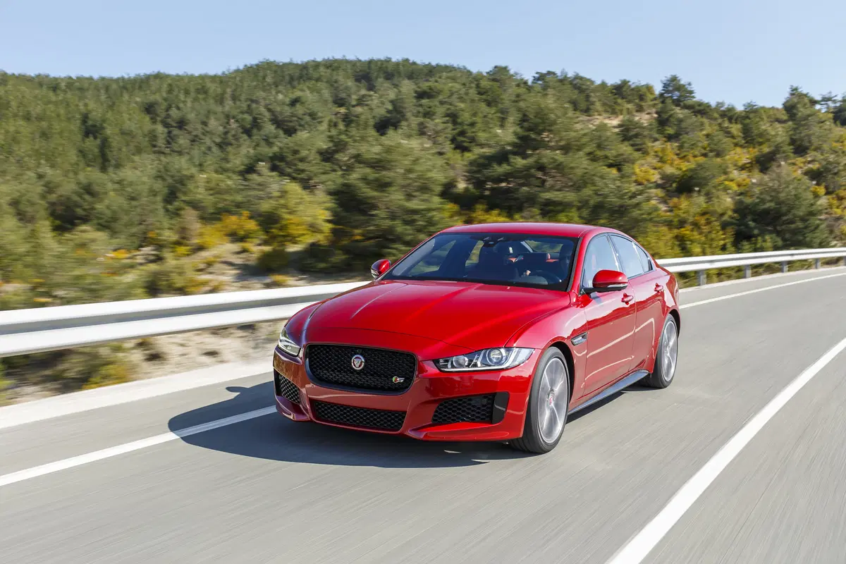 Jaguar XE 2.0 D 180 CV aut. R-Sport (25)