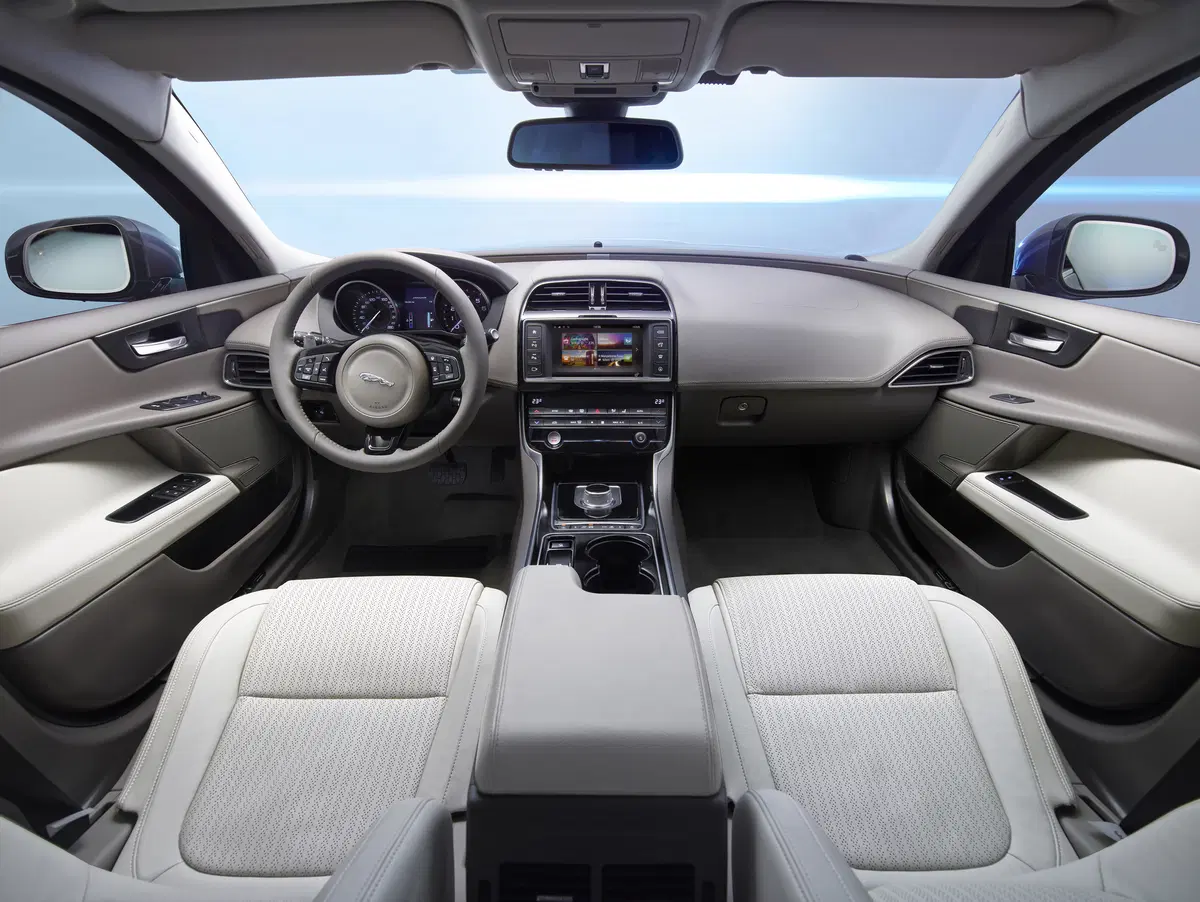 Jaguar XE 2.0 D 180 CV aut. R-Sport (34)