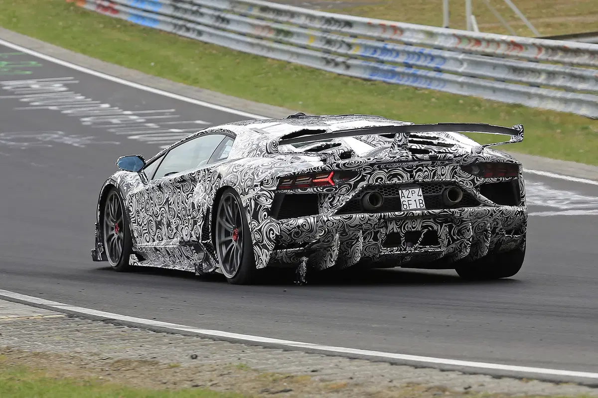 Lamborghini Aventador. È questa la versione Jota?  (9)
