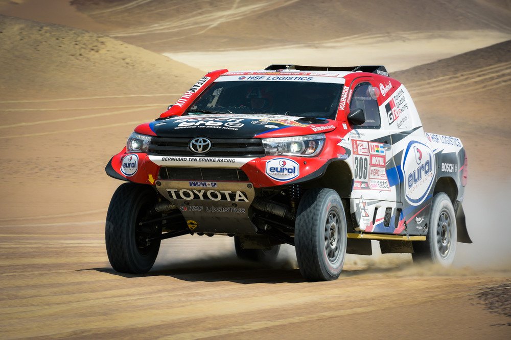 Una Toyota Hilux in azione durante la Dakar 2018