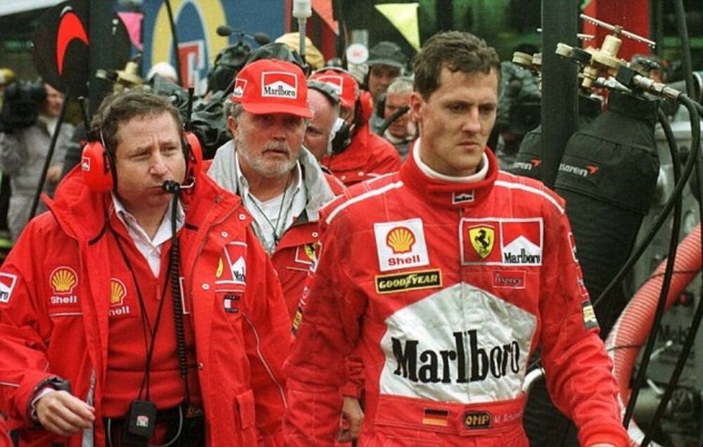 Michael Schumacher furibondo con David Coulthard a Spa 1998