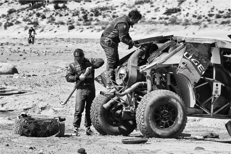 Dakar 2016, le foto degli incidenti pi&ugrave; spettacolari