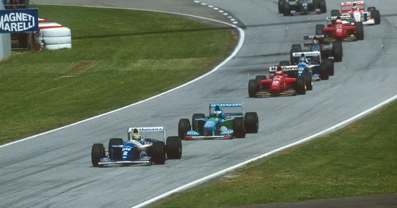 Dopo la safety car la carovana delle monoposto riparte. Ayrton Senna scatta in testa al 5&deg; giro davanti a Schumacher. Alle 14:17 del 6&deg; giro accade l'imprevedibile: quello fu il suo ultimo giro in Formula 1 Si accendono i motori. Possiamo lasciarci tutto alle spalle?