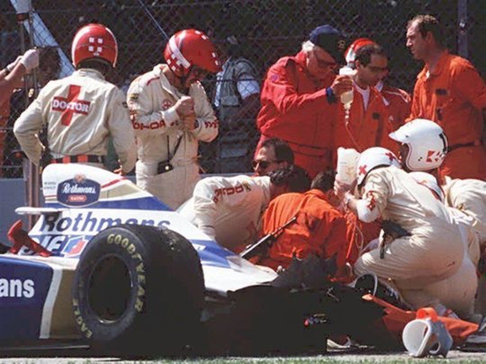 La vettura di Ayrton Senna impatta contro il muro dopo la curva del Tamburello. Da quell&#039;istante nulla sar&agrave; pi&ugrave; come prima in F1. I soccorsi accorrono frenetici. L&#039;elicottero si alza in volo. Ayrton Senna &egrave; morto