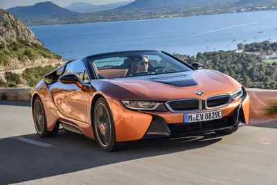 BMW i8 Roadster. Sfizio vestito da supercar [Video]