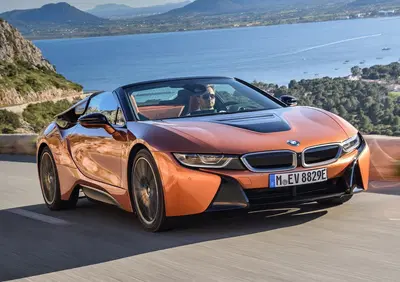 BMW i8 Roadster. Sfizio vestito da supercar [Video]
