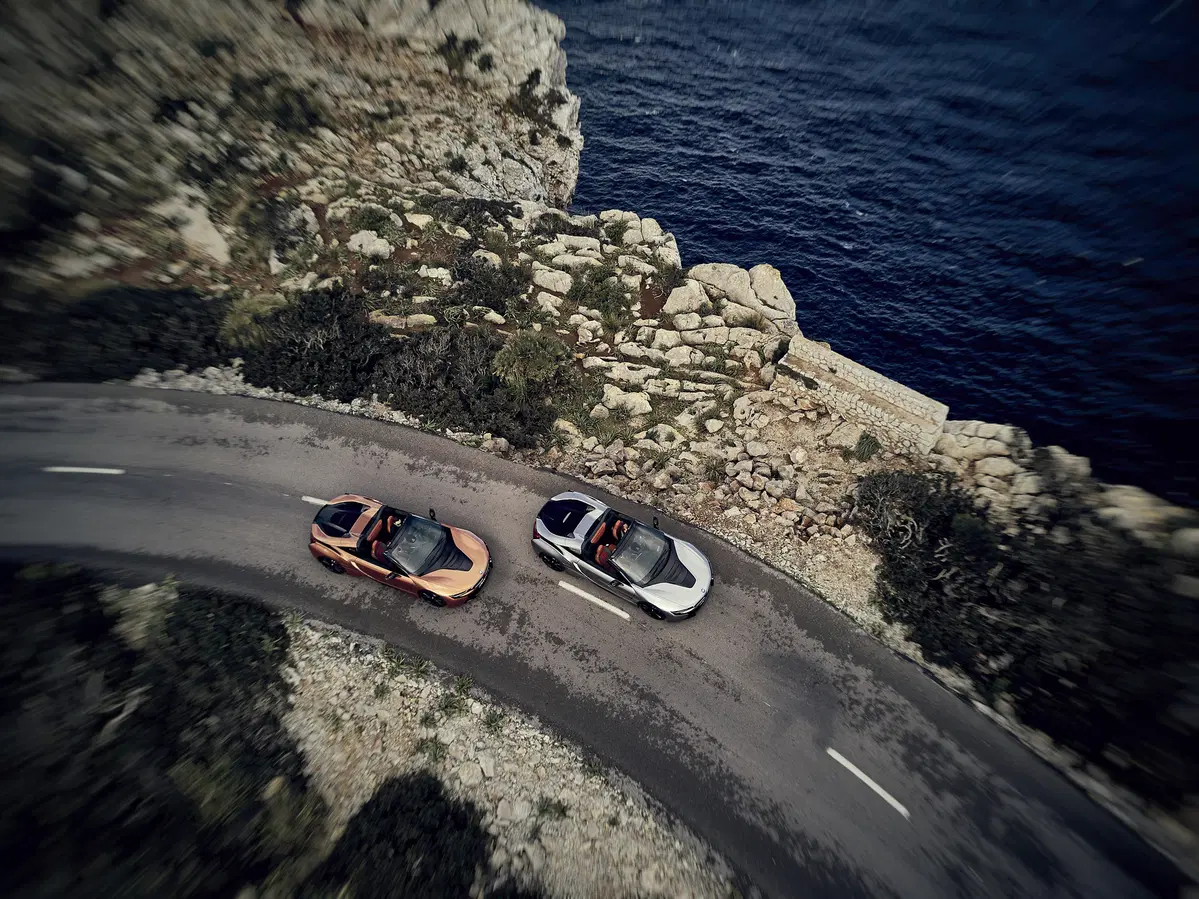 BMW i8 Roadster. Sfizio vestito da supercar [Video]