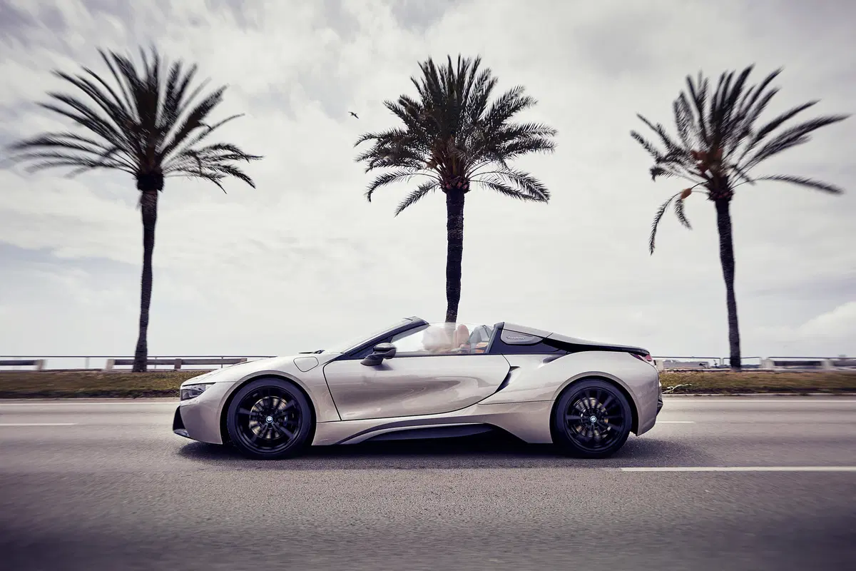 BMW i8 Roadster. Sfizio vestito da supercar [Video] (2)