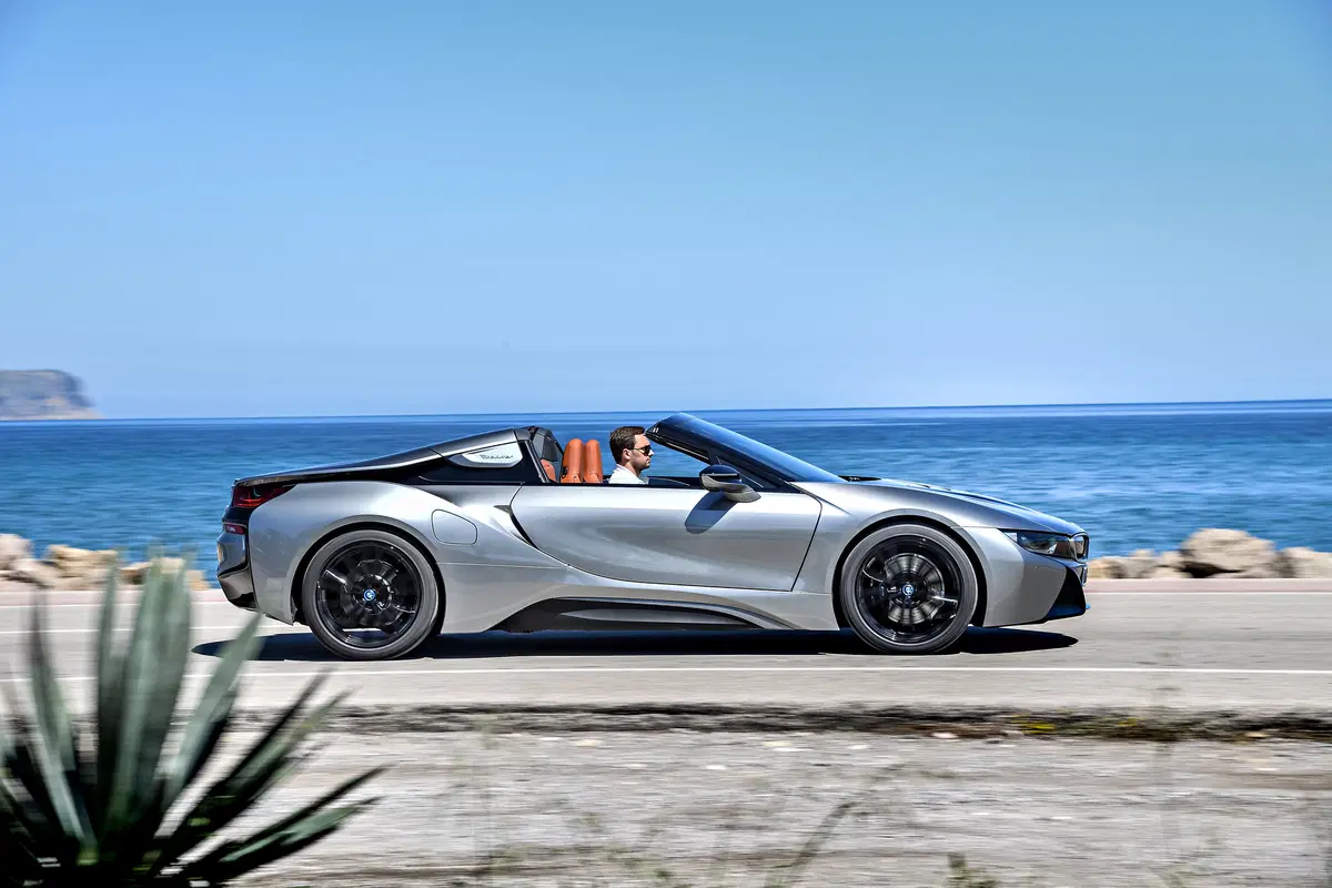 BMW i8 Roadster. Sfizio vestito da supercar [Video] (12)