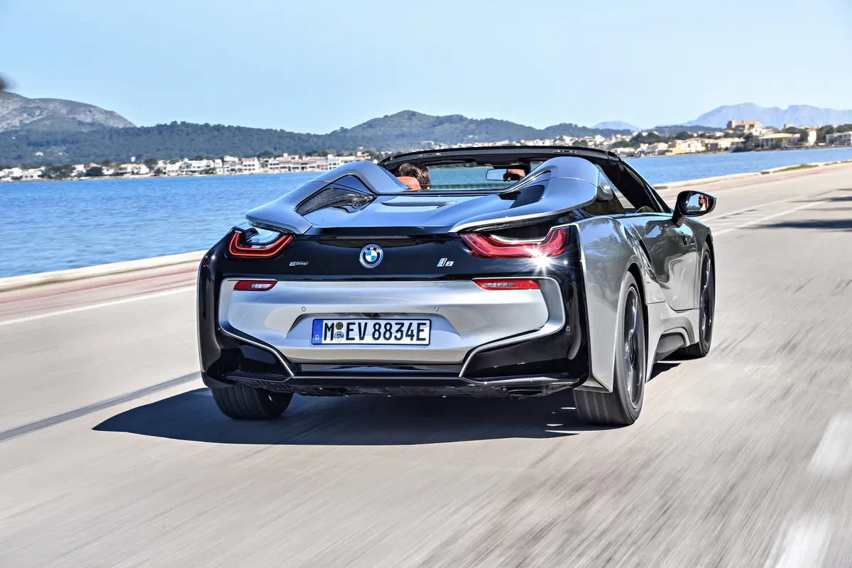 BMW i8 Roadster. Sfizio vestito da supercar [Video] (14)