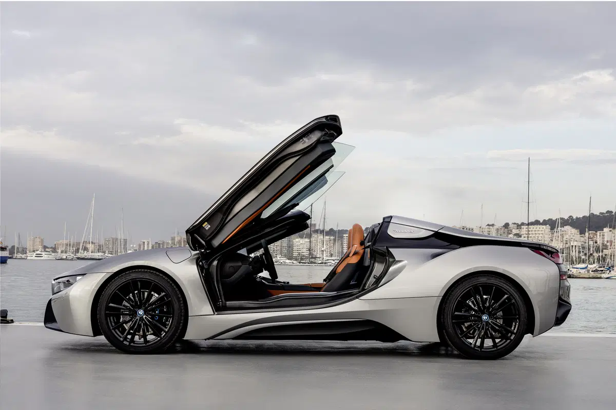 BMW i8 Roadster. Sfizio vestito da supercar [Video] (21)