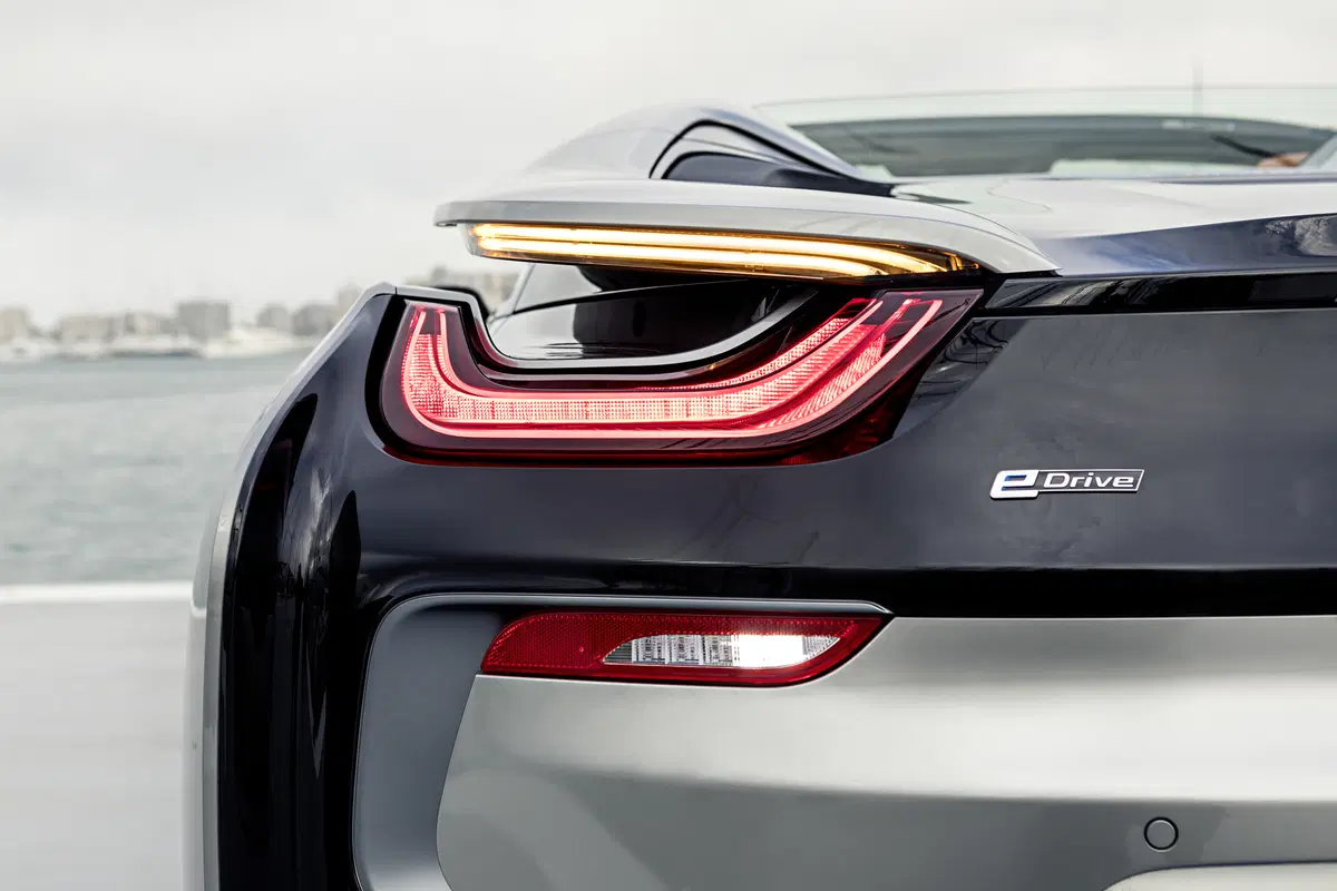 BMW i8 Roadster. Sfizio vestito da supercar [Video] (25)