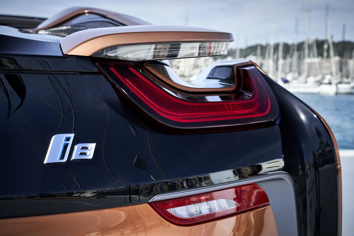 BMW i8 Roadster. Sfizio vestito da supercar [Video] (24)