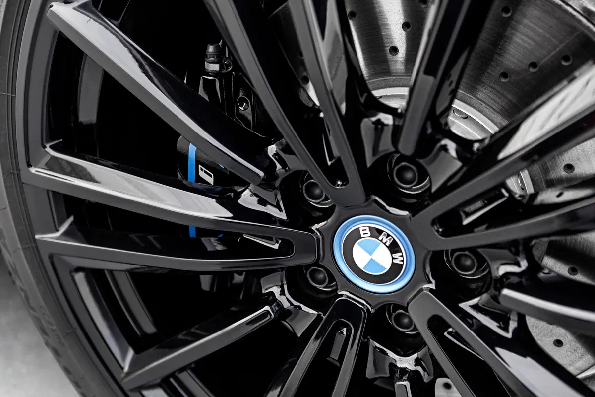 BMW i8 Roadster. Sfizio vestito da supercar [Video] (26)