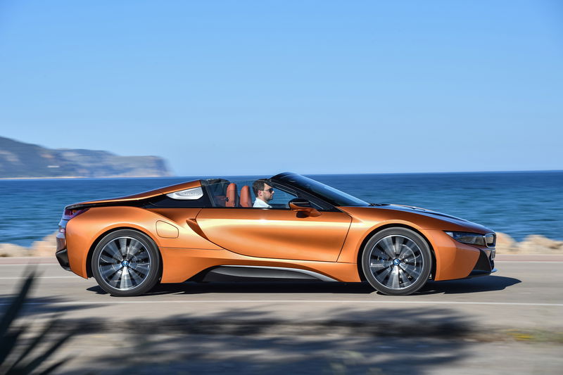 Vista laterale della i8 Roadster