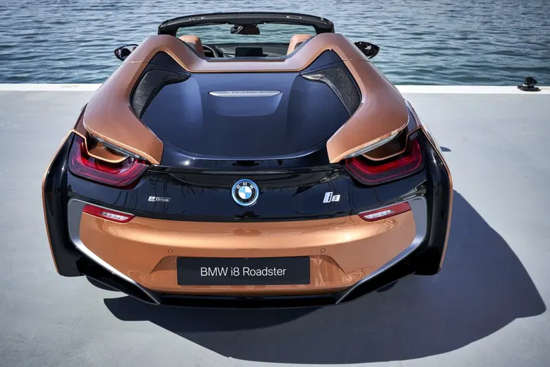Vista posteriore della i8 Roadster