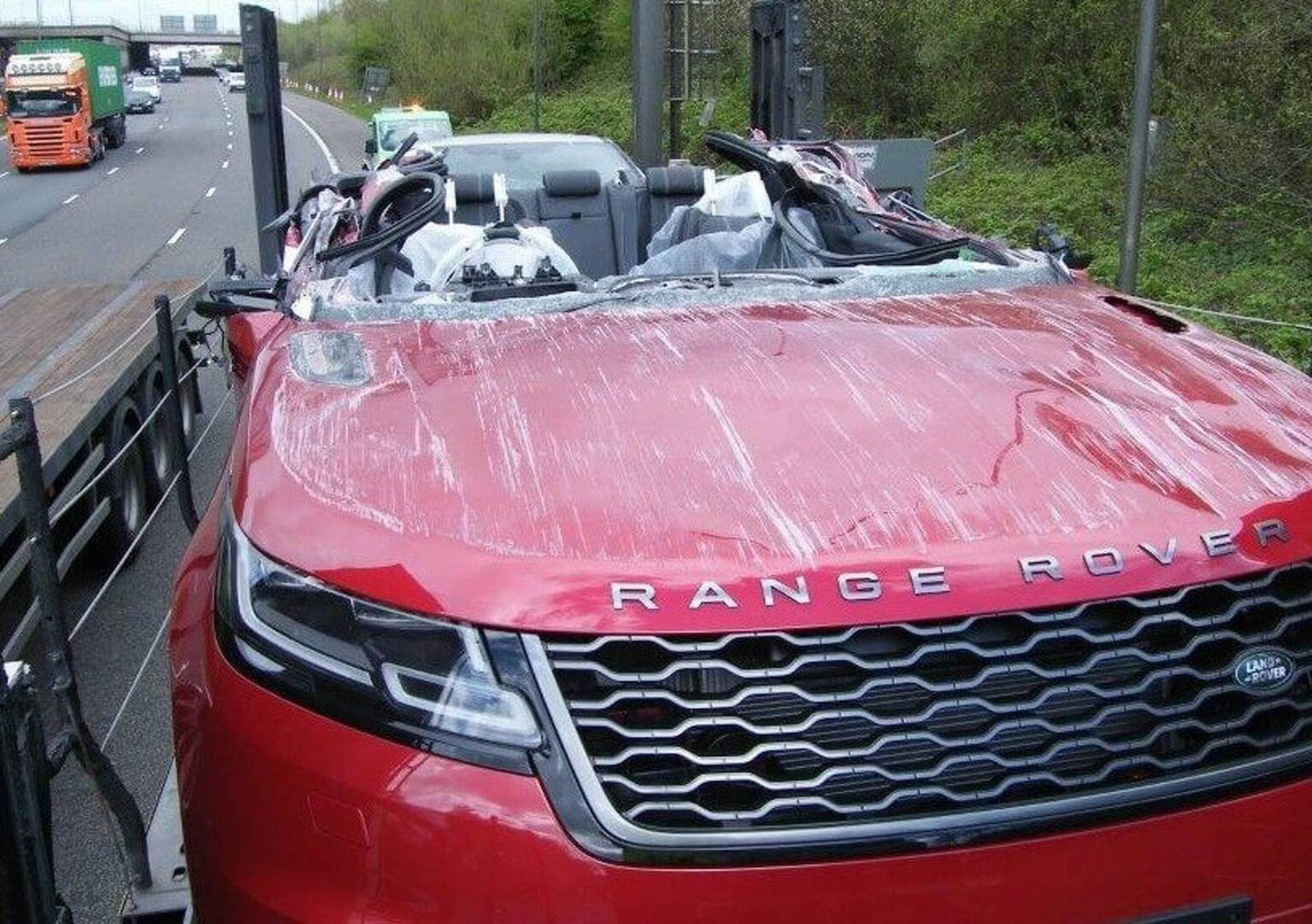 Range Rover Velar cabrio. Quasi. Ecco il risultato dopo un incidente