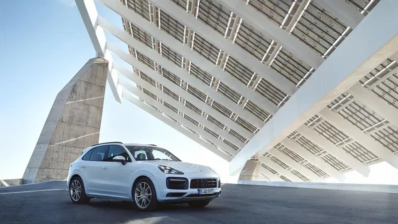 Arriva l'ibrido anche sulla nuova Porsche Cayenne