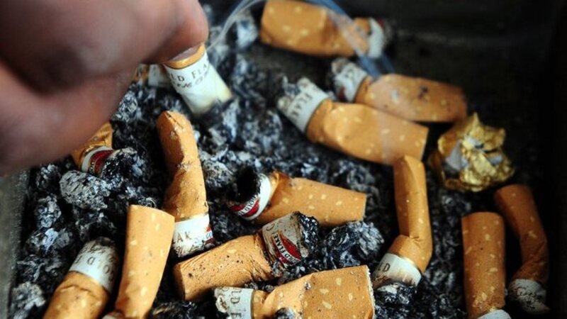 Mozziconi di sigarette: gettarli per strada coster&agrave; una multa fino a 300 euro